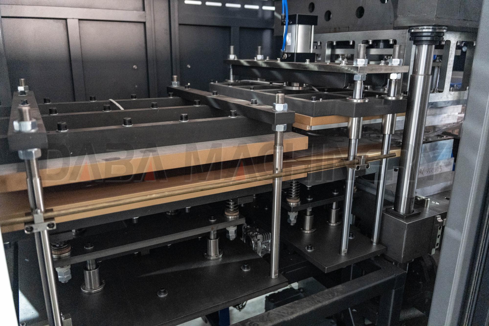 DBBG-S600P Automatic Plastic Cup Lid Thermoforming Machine (2)